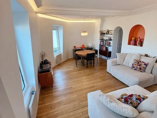 Appartement 55 m2, dernier étage, 2 chambres, entièrement rénové