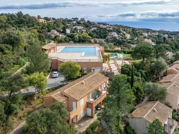 Studio bis dans une résidence avec piscine et tennis