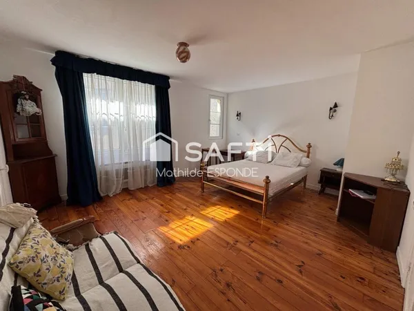 Maison de ville rénovée avec appartement indépendant, jardin et garages