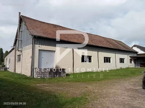 Local industriel avec maison d'habitation à rénover