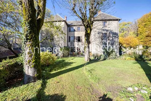 Château 18 pièces 700 m²