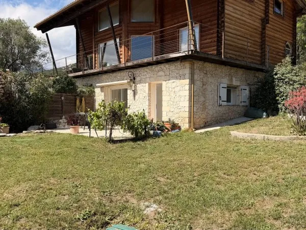 EXCLUSIVITÉ – APPARTEMENT EN REZ-DE-CHAUSSÉE AVEC JARDIN ET GARAGE