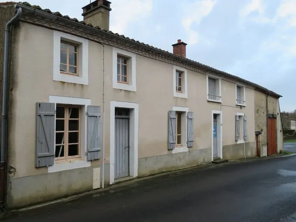 Maison de campagne avec grange et petites dépendances