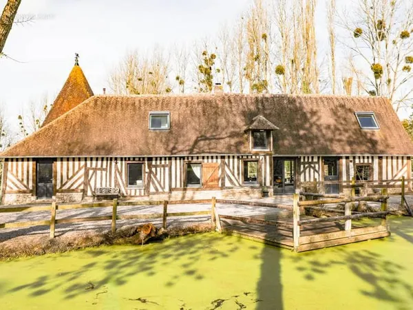 Propriété avec longère rénovée, île en douves, grange à rénover et herbages