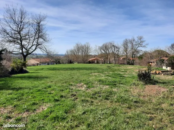 Terrain 2 000m2 à Savignac Mona