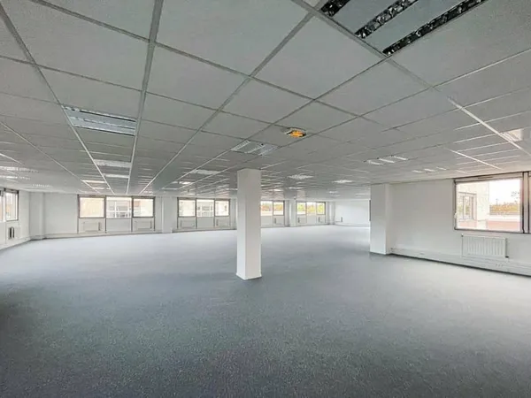 Bureaux 834 m²