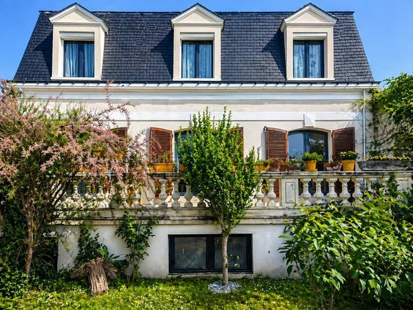 Maison 11 pièces 330 m²