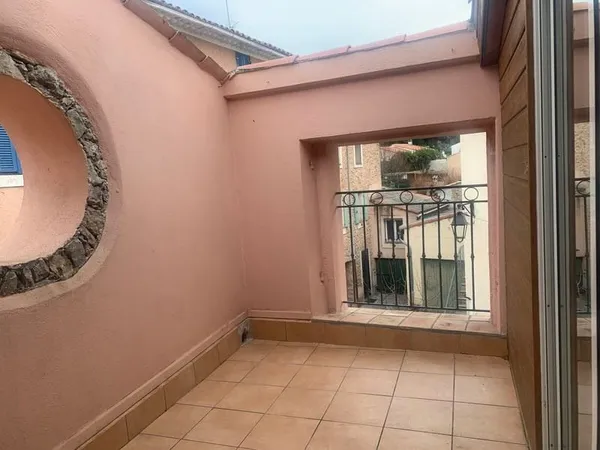 Centre village, en 2ème et dernier étage, charmant T2 de 47m² av