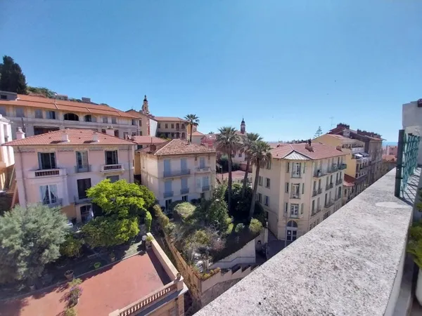 MENTON HYPER CENTRE - Dernier étage - Appartement vue panoramique avec véranda et terrasse