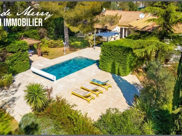 Villa de plain-pied de 190 m 2 habitable - piscine - garage - terrain de plus de 2900 m2 entièrement