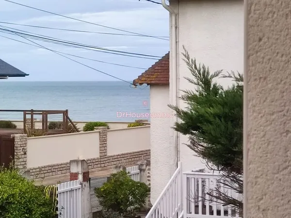 Bord de mer cette magnifique et grande Maison de 8 Pièces avec Jardin clos arboré.
