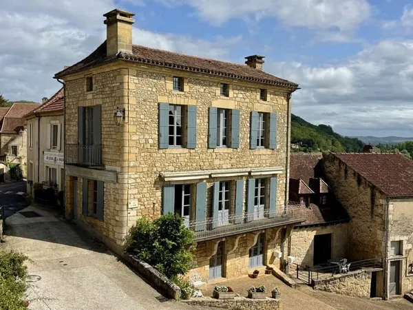 Maison de maître dans coeur de village typique périgourdin