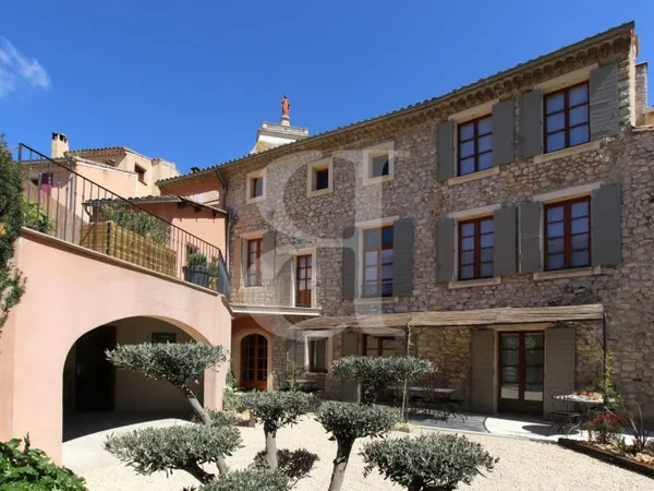 Sublime hôtel particulier entièrement rénové proche de Vaiso