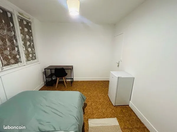 Une chambre disponible en colocation