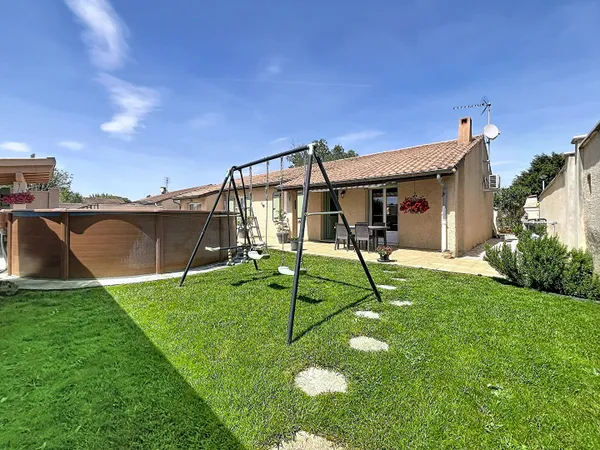 EXCLUSIVITE - VILLA DE PLAIN PIED SUR 552 M² DE TERRAIN AVEC PISCINE HORS SOL