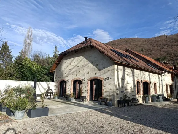 Bâtisse de charme rénovée 231 m2 sur 4200 m2 de terrain