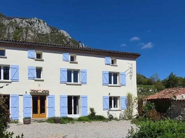 Propriété de charme avec 5 chambres, maison d'amis indépendante, piscine et vue imprenable sur les P