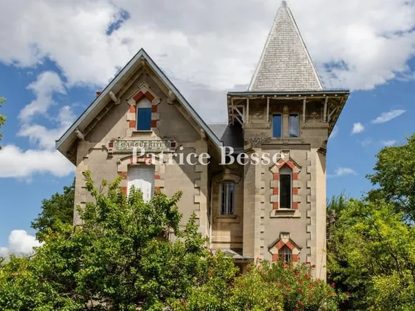 À Bordeaux, quartier Caudéran, une villa anglo-normande du début du 20e s. à rénover en partie.