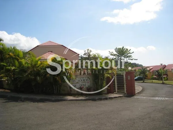 Gourbeyre, appartement T3 duplex, piscine et vue sur Les Sai