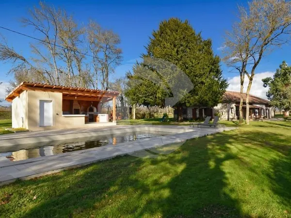 Ancienne ferme de charme avec piscine et dépendances sur plus d'un hectare