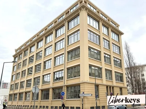 OPPORTUNITÉ RARE - BUREAUX À VENDRE - GRATTE-CIEL