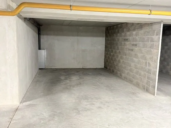Grande place de parking en sous-sol
