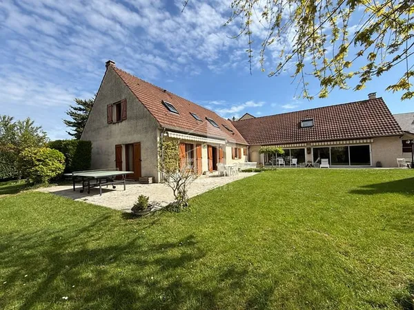 Propriété exceptionnellle avec piscine intérieure et grands volumes.