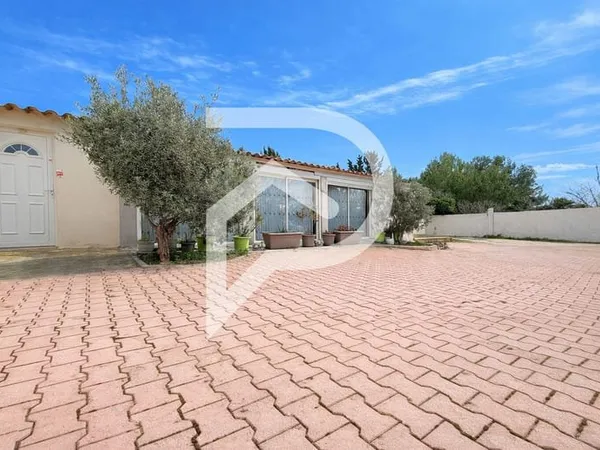 Maison de 200 M2 de plain pied sur 3240 M2 de terrain.