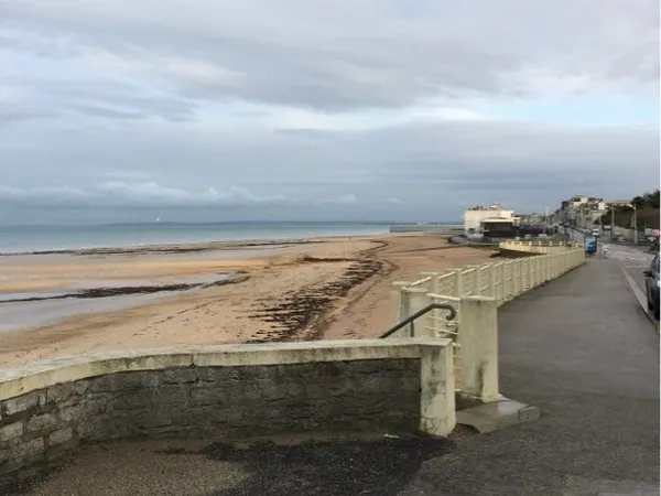 Trois. Pièces avec vue mère Langrune sur mer
