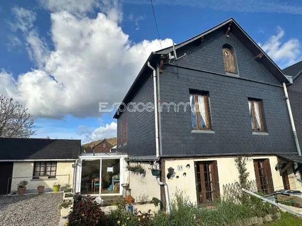 Maison mitoyenne d'un côté - 104m² - 4 chambres - Centre de MONTVILLE - 257m² de terrain