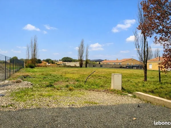 Terrain constructible 1116 m² entièrement viabilisé plat et prêt à construire à Sainte-Eulalie (1117