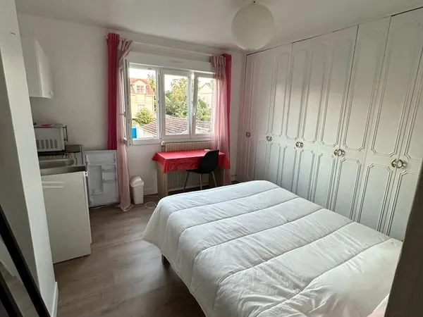 Chambre meublée