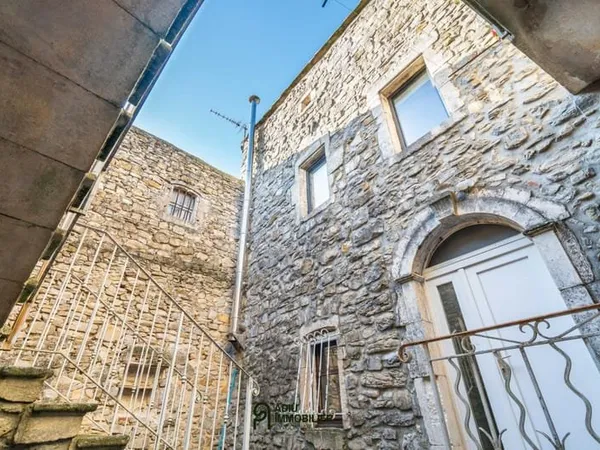 Immeuble en pierre avec quatre logements au nord d'Uzès