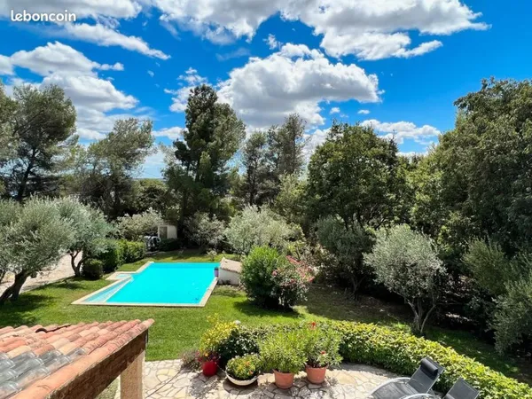 Chambre à louer chez l'habitant : le calme de la campagne en ville. Piscine, jardin, terrasse dans g