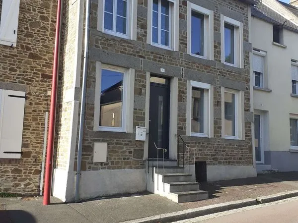 Maison de ville avec jardin et véranda près centre