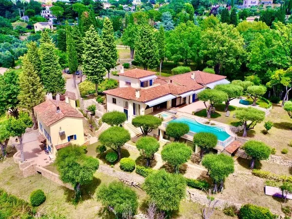 Luxueuse propriété sur plus de 3,4 hectares de terrain