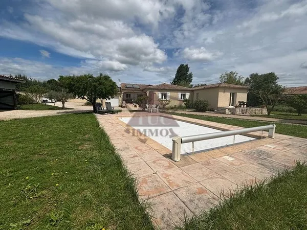 Maison de plain pied sur un terrain arboré et cloturé