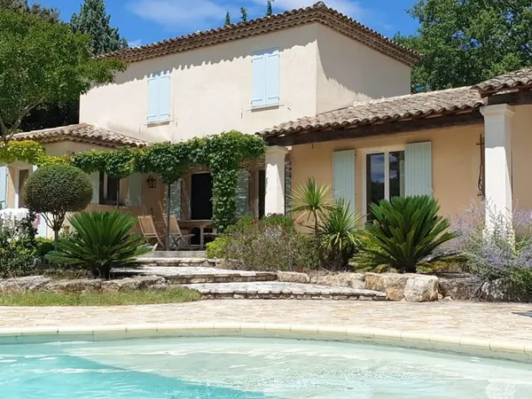 A 3 km d'Uzès, belle bastide sur 4200 m2 de terrain avec piscine.