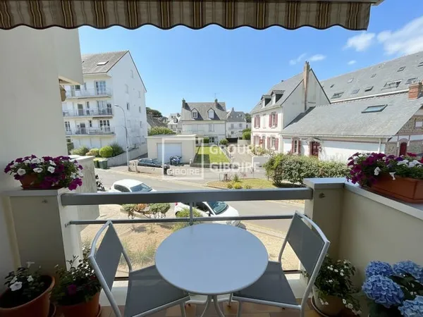 A VENDRE - AGENCE GIBOIRE- STUDIO AVEC BALCON CENTRE VILLE LA BAULE PROCHE TOUS COMMERCES A PIED