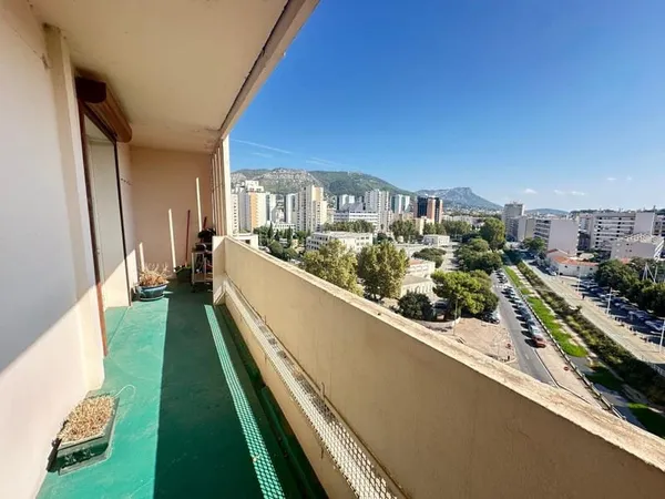 Toulon La Rode,appartement de type 3 avec terrasse vue mer sur la rade à vendre en viager occupé ave