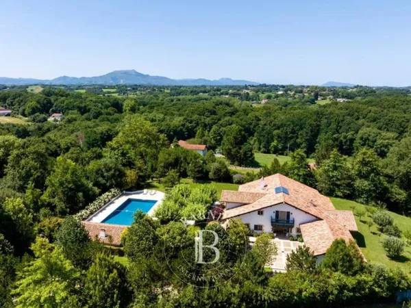 Vends maison - 365.41m² - 9 pièces, 5 chambres - Arcangues 64200