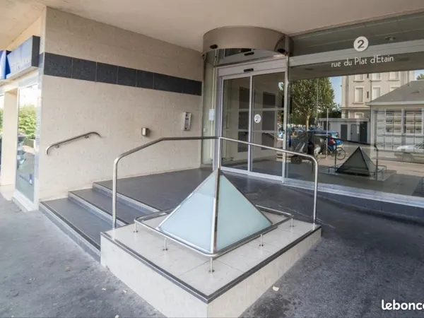 Bureau et espace de travail Location Tours 1p 17m² 390€