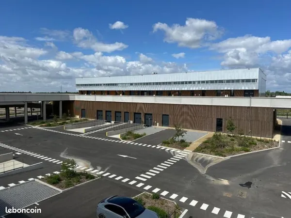 Local d'activité 1 718 m²