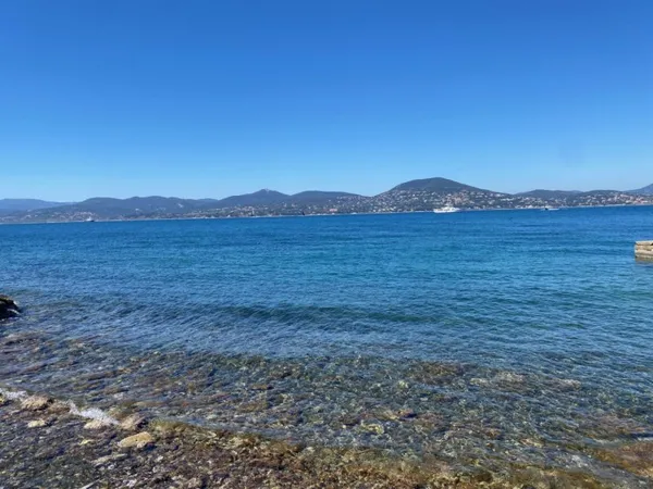 SAINT TROPEZ Proche Centre : Commerce et appartement