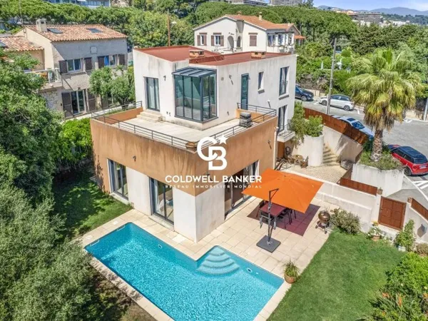 Villa contemporaine avec piscine et vue mer
