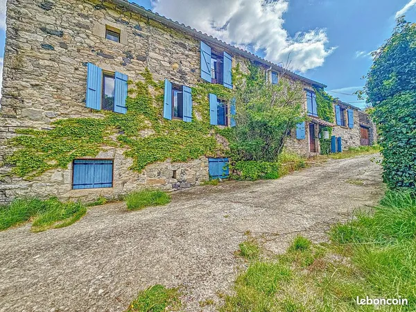 Maison - 10 pièces - 250m²