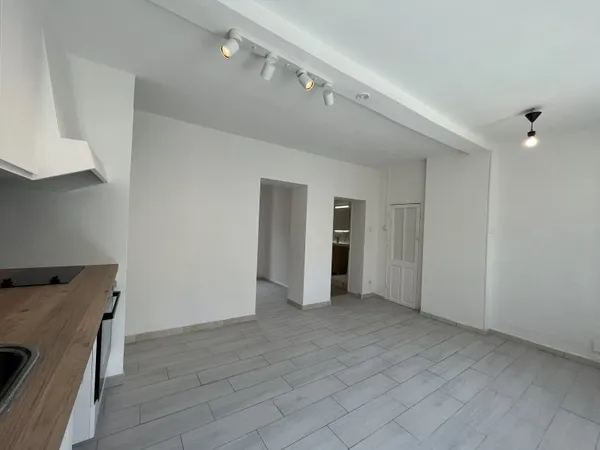 Loue Joli T2 rénové en plein coeur du village de Mazargues