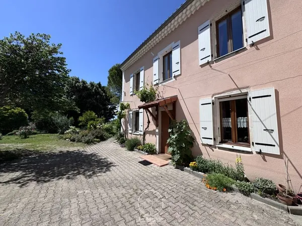 Maison 8 pièces d'environ 246 m2 à La Bégude-de-Mazenc