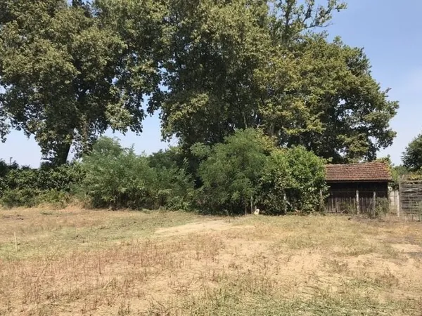 Terrain 600 m²