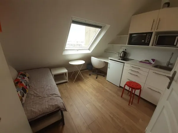 Loue chambre meublée 13m², refaite neuf Paris 10ème